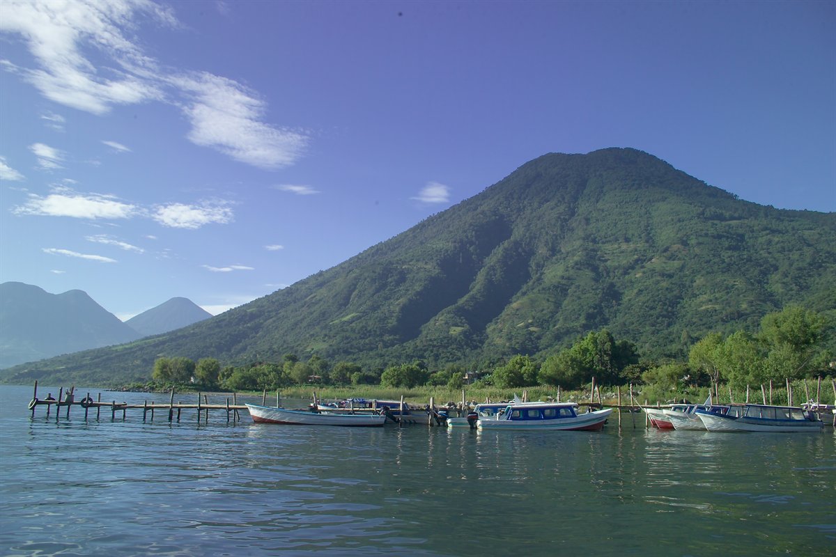 Lago de Atitlán y sus volcanes