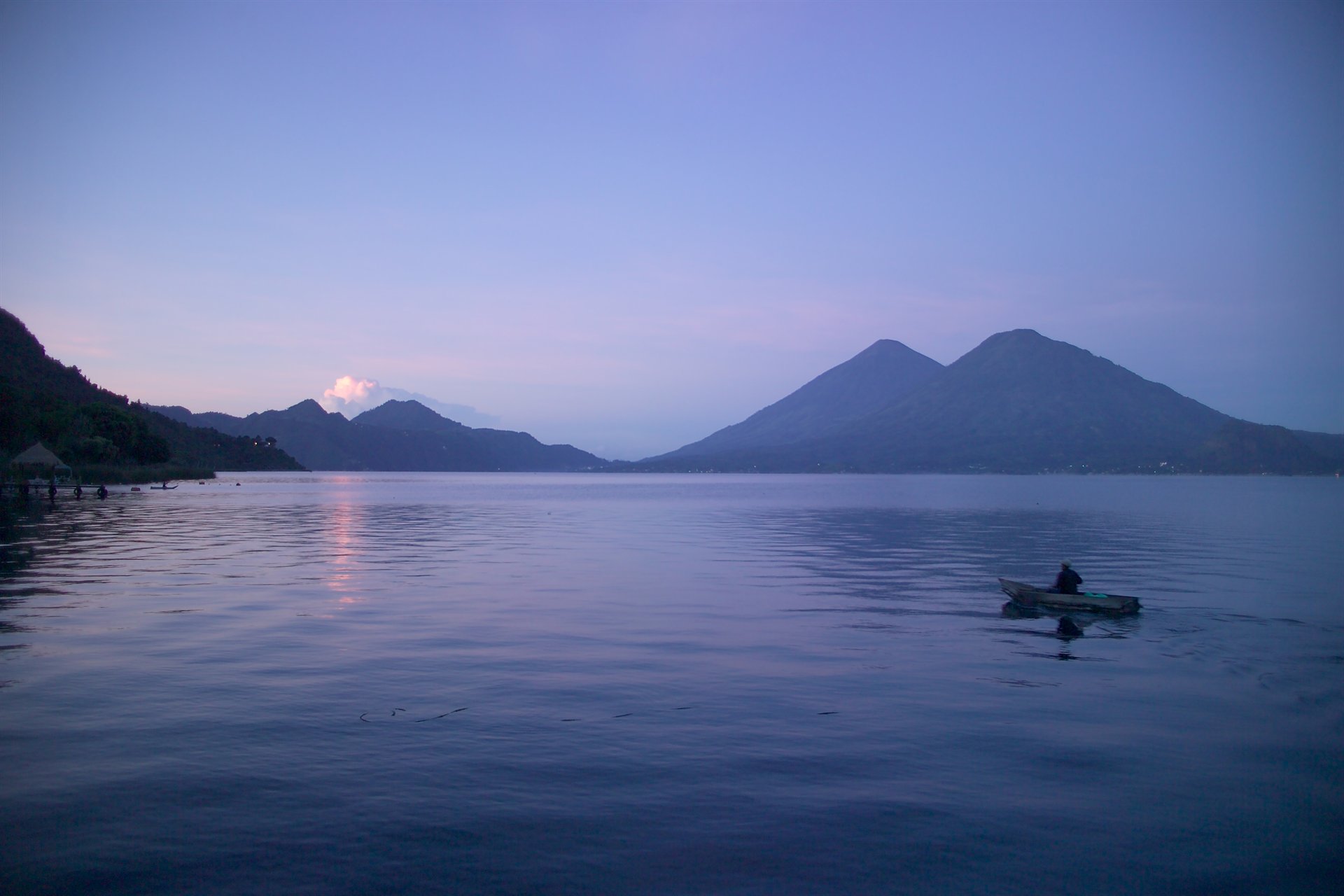 Lago de Atitlán y sus volcanes al amanecer