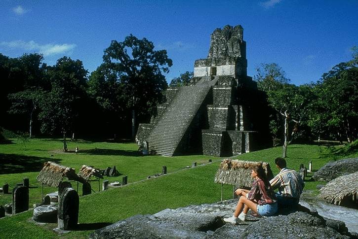 Templo maya de Tikal en Petén